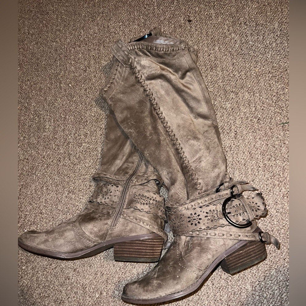 Boots - Picture 2 of 3